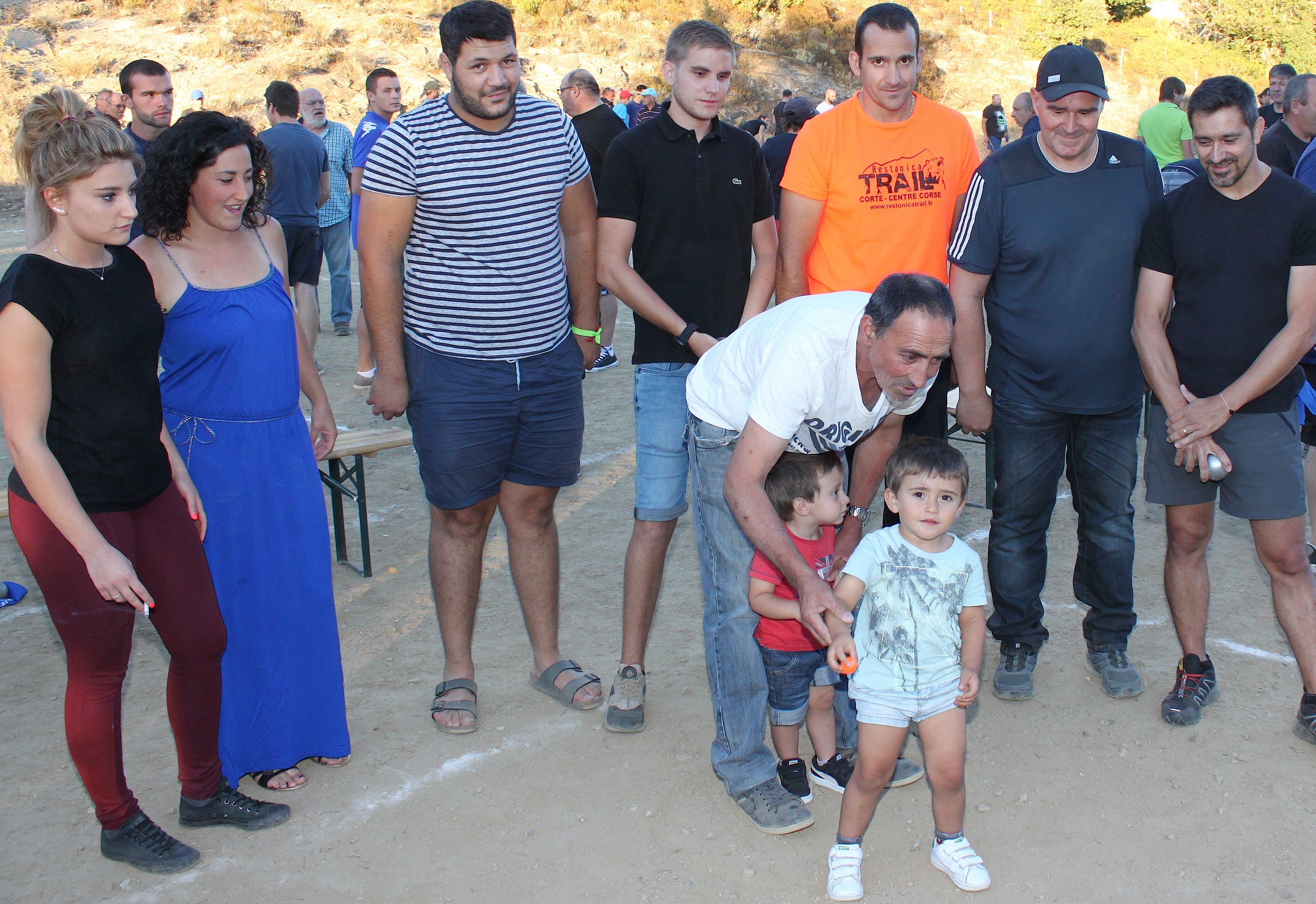 Le jet du but fictif effectué par Antoine et Ghjuvan'Andria, neveux de Jean-Martin.