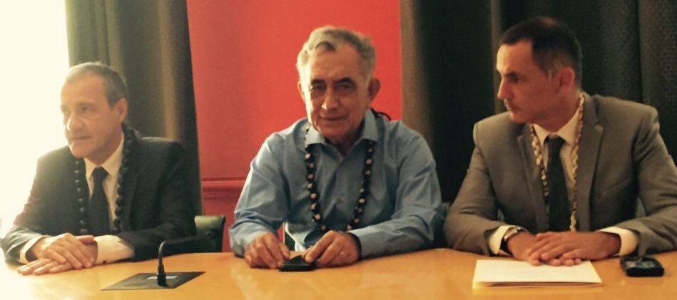 Oscar Temaru entouré de Jean-Guy Talamoni et Gilles Simeoni.