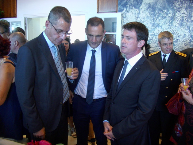 Pierre Savelli, Gilles Simeoni et Manuel Valls à Bastia.