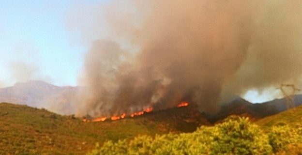Le feu vu di U Pohjju d'Oletta : un front de flammes impressionnant (Photo J.-B. Andreani)