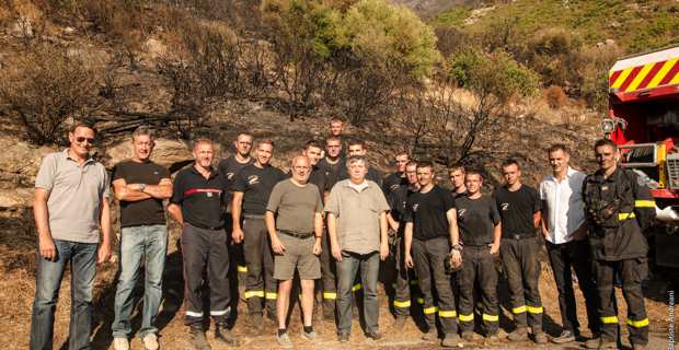 Le président de l'Exécutif de Corse, Gilles Simeoni, avec le Colonel Baldassari, les unités du SDIS 2B, et les élus locaux, José Poggioli, maire de Patrimoniu, Antoine Vincenti, maire d'U Poghju d'Oletta, et Etienne Marchetti, maire de Barbaghju.