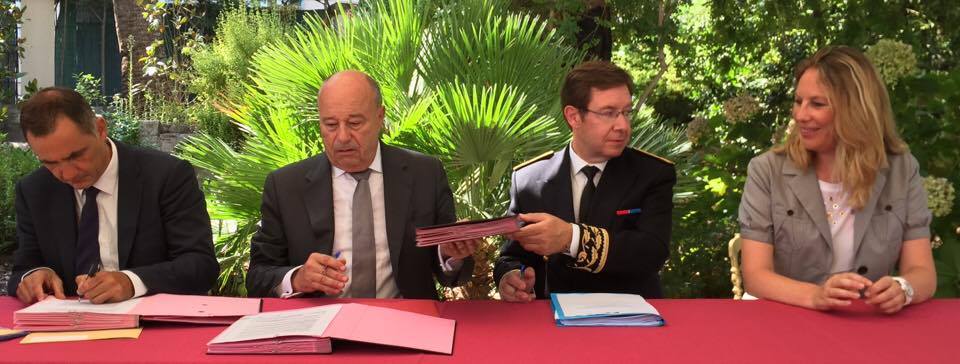 Signature de la Convention. De gauche à droite:  Gilles Simeoni président de l'Exécutif,  Jean-Michel Baylet ministre de l'Aménagement du territoire,  Bernard Schmeltz préfet de Corse,  accompagnés de la représentante du Fonds de Solidarité en faveur des Collectivités Territoriales.