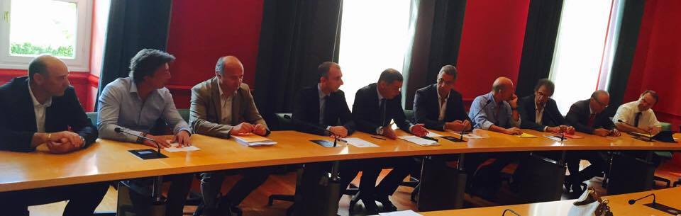 de gauche à droite: les dirigeants d'Orange propriétaire de l'îlot de la Poste,  Jean-Christophe Angelini, Gilles Simeoni, Pierre Savelli, et leurs collaborateurs.