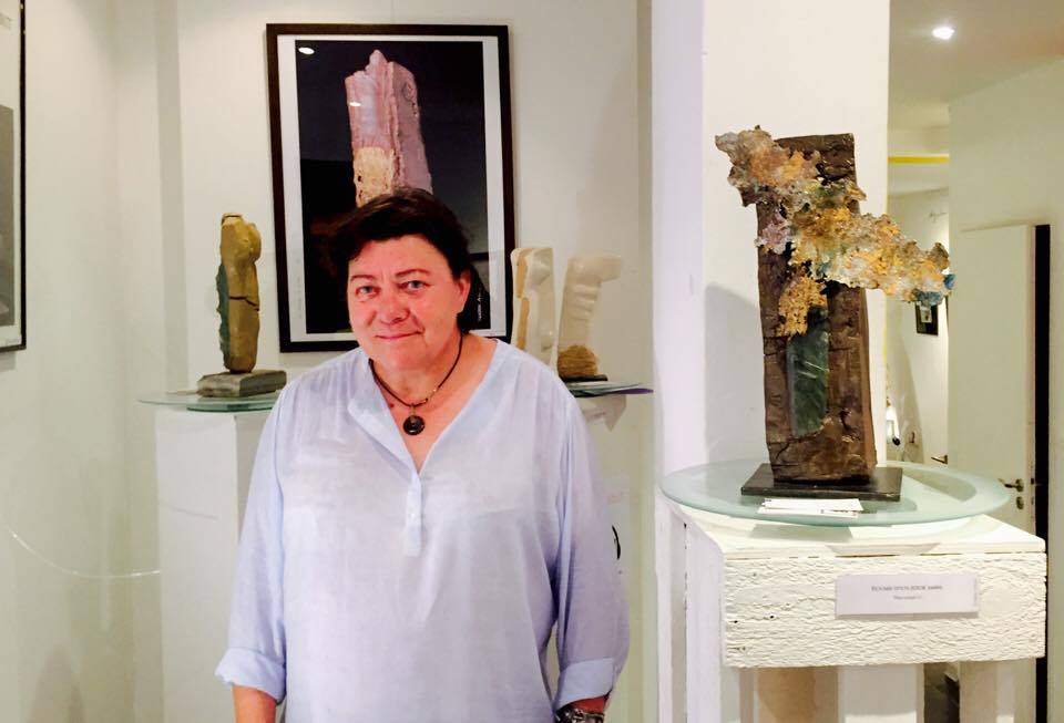 Nadine Astruch entourée de ses oeuvres dans "la Galerie aux Arts etc."