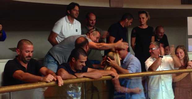 La joie éclate juste après le vote.