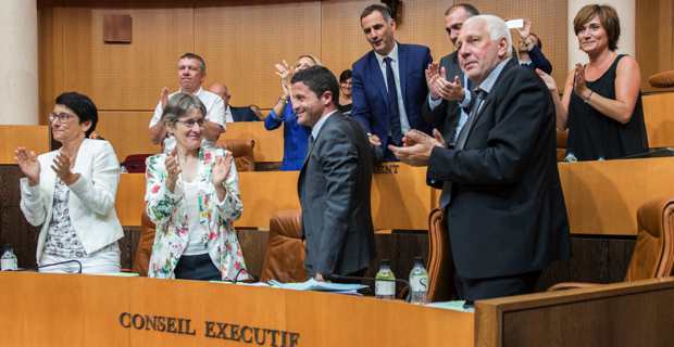 Jean-Félix Acquaviva, conseiller exécutif et président de l’Office des transports de la Corse (OTC), félicité par le Conseil exécutif à l'issue du vote. @crédit photo JOS-CTC.