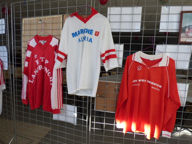 Les maillots du club exposés pour le plus grand plaisir des visiteurs.