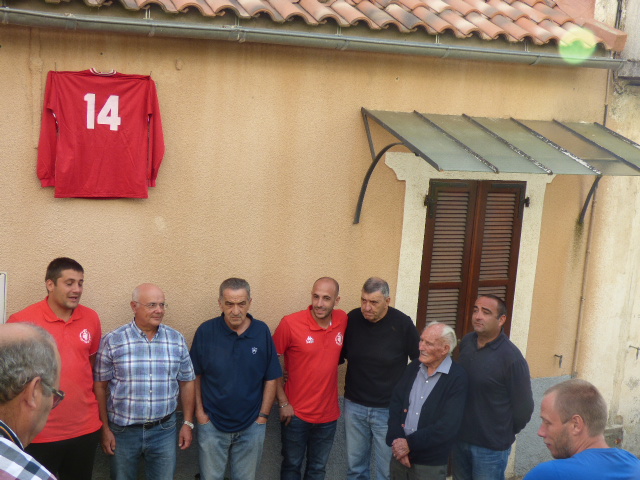 Vincent Lucciardi entouré des dirigeants du club et des élus s'apprête à dévoiler la plaque.