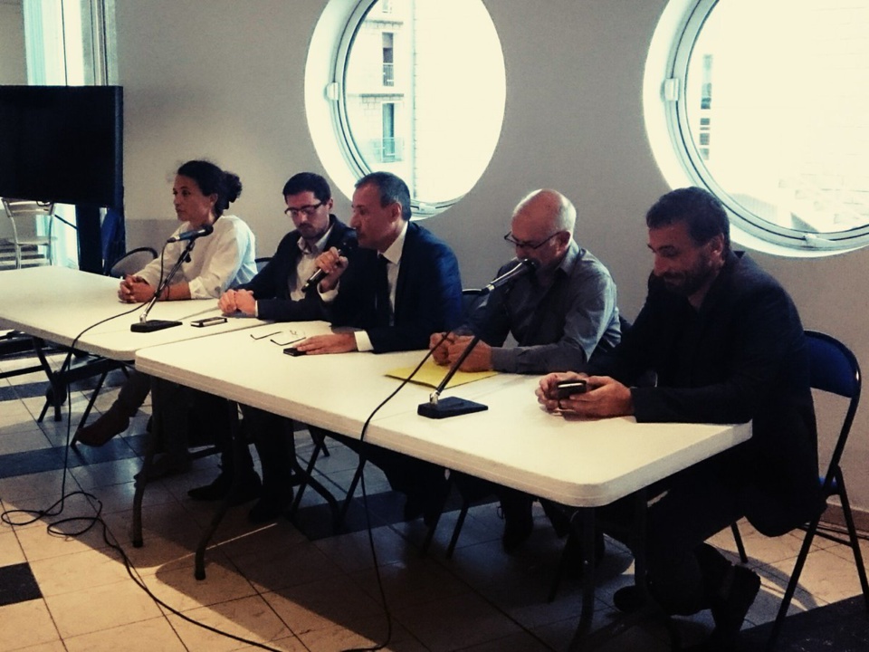 Réunion publique à Porto-Vecchio. de gauche à droite: Julie Giuseppi, Pierre-Antoine Tomasi, Jean-Guy Talamoni, Jean Biancucci et Paul-André Colombani.