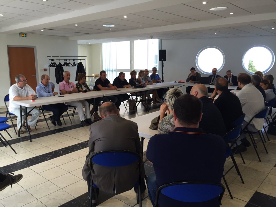 Jean-Guy Talamoni entouré des socioprofessionnels du bâtiment et du tourisme de la région porto-vecchiaise.