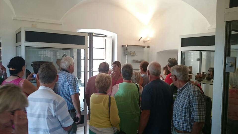 Un public venu en nombre suivre la visite commentée du musée Jerôme Carcopino.