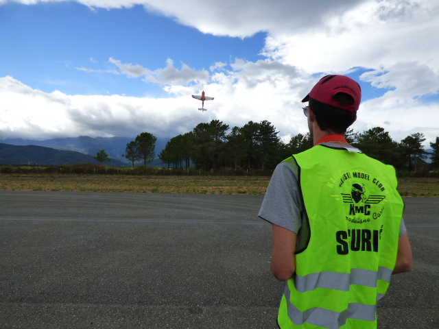 Vol stationnaire pour cet avion modèle réduit