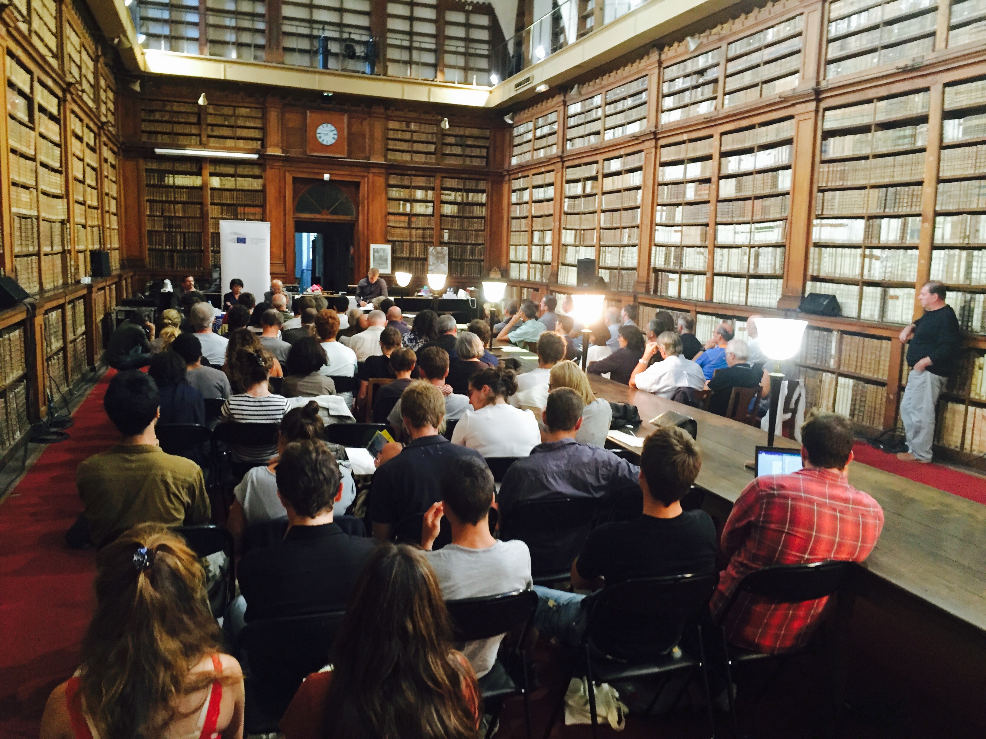 Salle combre pour le débat citoyen organisé sur les thématiques de biodiversité, Natura 2000 et la lutte contre les maladies touchant les végétaux.