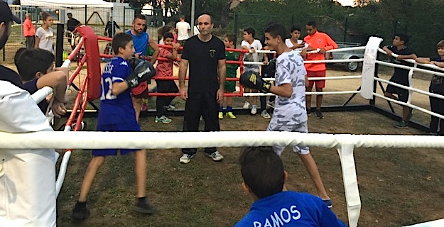 Les futurs adhérents ont enfilé les gants de boxe de l'American Boxing Club