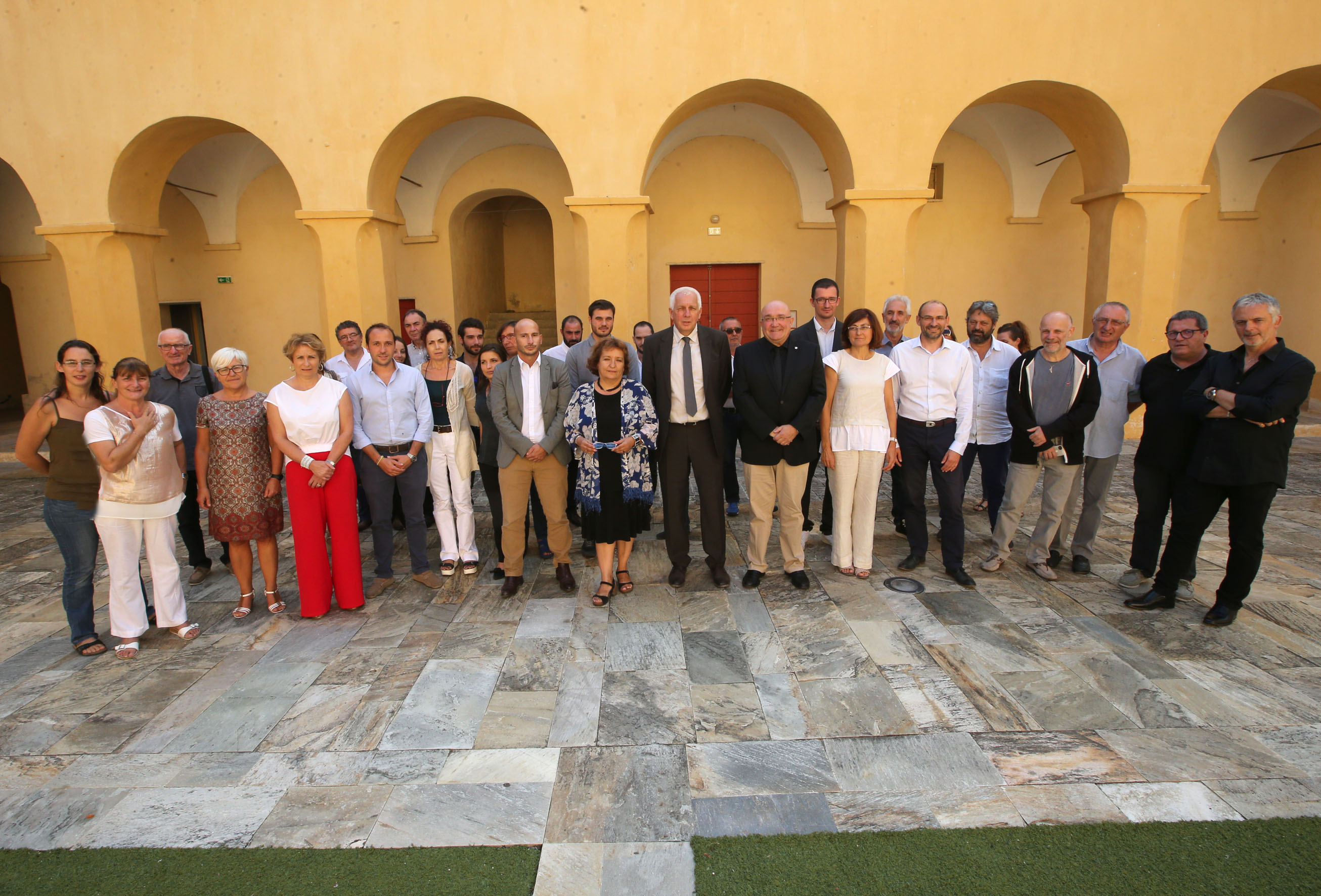 en présence de M. Patxi Baztarrika, vice-Ministre de la langue du Gouvernement autonome basque et de Mme Marta Xirinachs, sous-directrice des politiques linguistiques auprès de la Generalitat de Catalogne