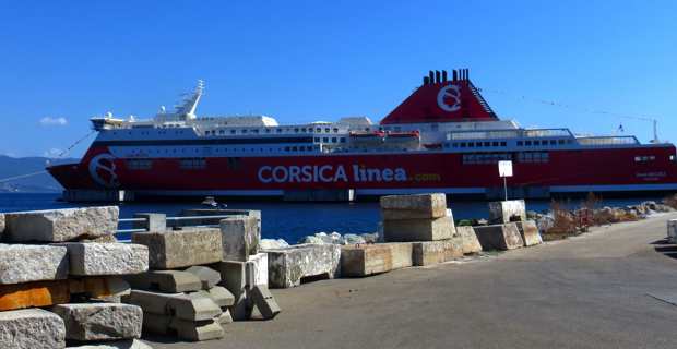 En rade au port d'ajaccio.