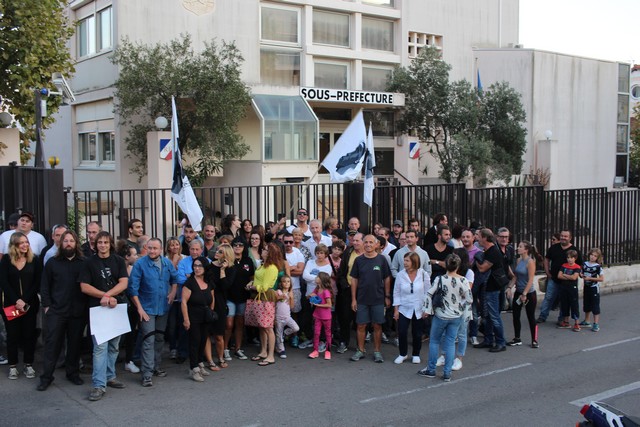 Rassemblement de soutien à trois étudiants nationalistes corses devant la sous-préfecture de Calvi