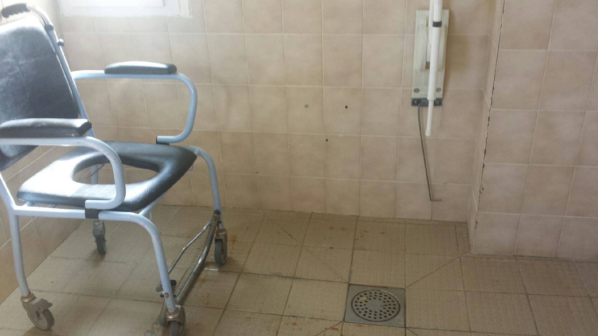Une des douches communes du bâtiment accueillant les personnes âgées