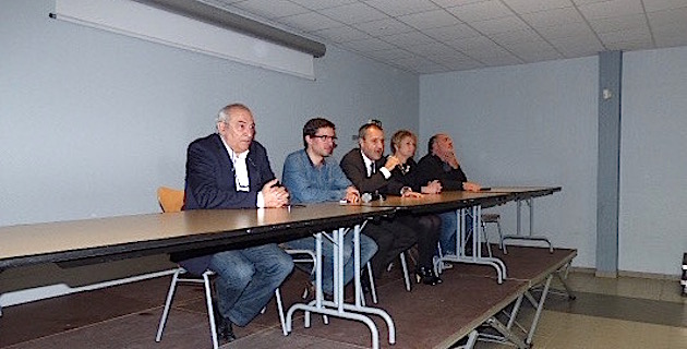 Entouré de Nadine Nivaggioni, François Benedetti, Pierre Antoine Tomasi et Paul Parigi, Jean Guy Talamoni a présidé cette réunion publique.