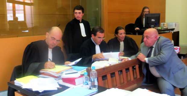 François Colonna avec Me Marc Mondoloni, Me Stéphane Nessa et Me Cynthia Costa-Sigrist.