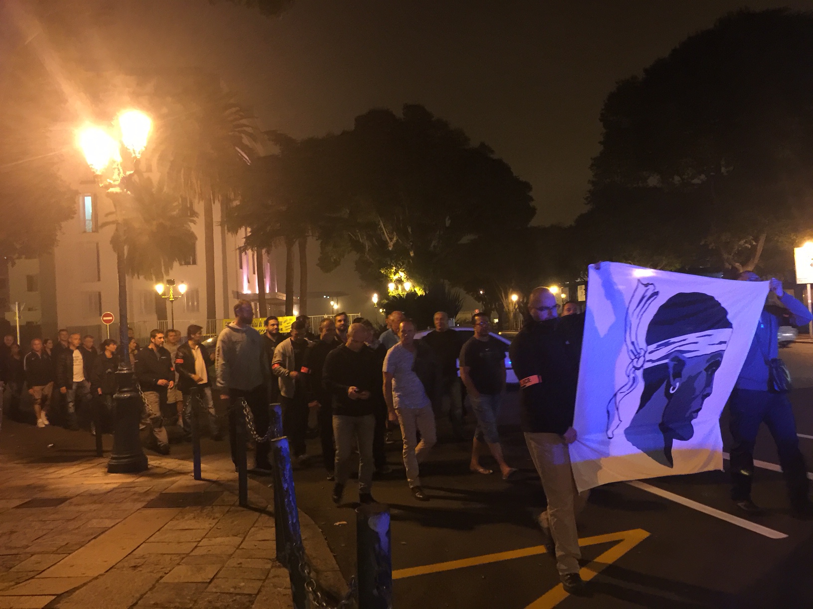 Manifestation nocturne des policiers dans les rues de Bastia
