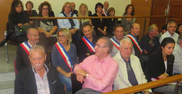Des maires de Haute-Corse portent l'écharpe tricolore dans l'enceinte du tribunal en soutien au maire de Prunelli di Fium’Orbu.