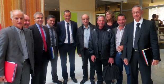 Les élus locaux et territoriaux du Centre Corse, du Niolu, de la vallée du Golu, de l'Aghja Nova et des Tre Pieve, autour du préfet de Haute-Corse, Alain Thirion, et du président du Conseil Exécutif de la CTC, Gilles Simeoni.