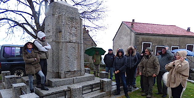 Au pied du monument dénudé de ses plaques de marbre, le collectif a désiré manifester sa désapprobation.
