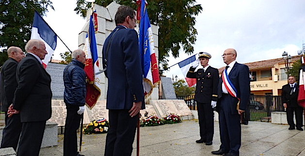 Francis Guidici maire de Ghisonaccia accompagné du capitaine Duvillard représentant la base aérienne 126 rend les honneurs aux combattants disparus.