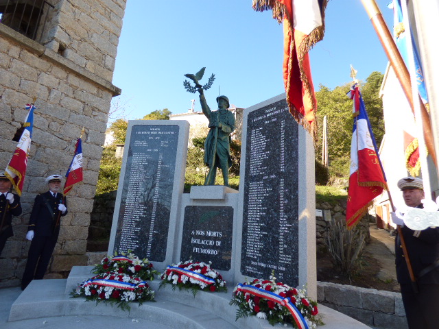 Le monument aux morts d'Isulacciu vient d'être béni par l'abbé Renucci.