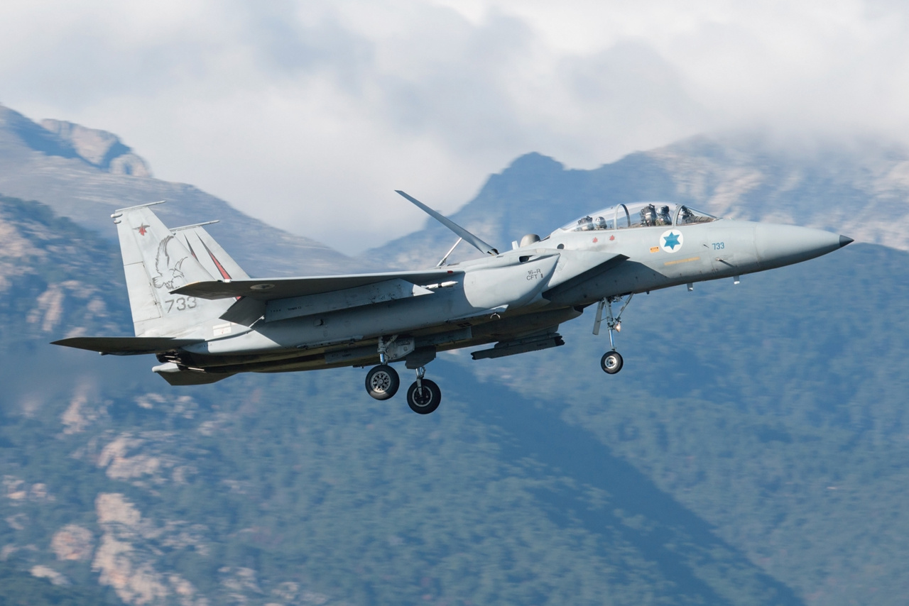 © Jean-Baptiste Gritti - Atterrissage du F-15D - 90-0275 / 733 avec en toile de fond, les montagnes corses.