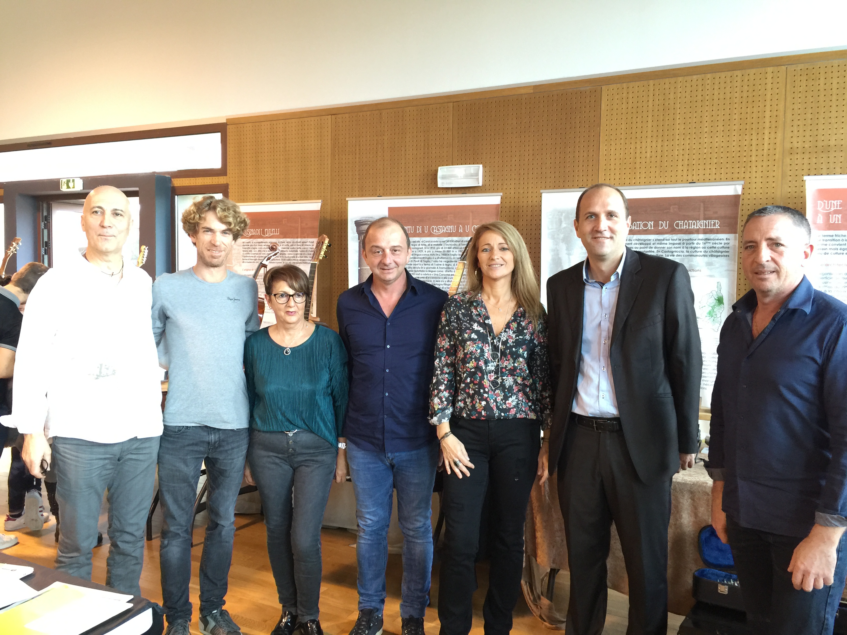 Raphaël Pierre entouré de Felì, du maire, Yannick Castelli et des vendeurs présents