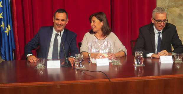 Gilles Simeoni, président du Conseil Exécutif de Corse, Francina Armengol, présidente du gouvernement des îles Baléares, et Francesco Pigliaru, président de la Région autonome de Sardaigne, après la signature du pacte entre la Corse, les Baléares et la Sardaigne.