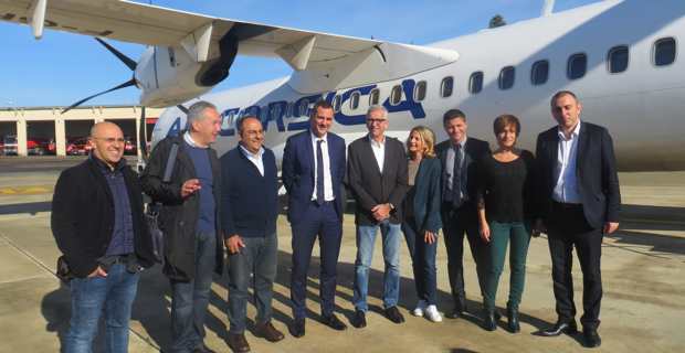 Les deux délégations corses et sardes à l'escale de Cagliari devant l'ATR d'Air Corsica pour le vol inédit Bastia-Cagliari-Palma de Majorque.