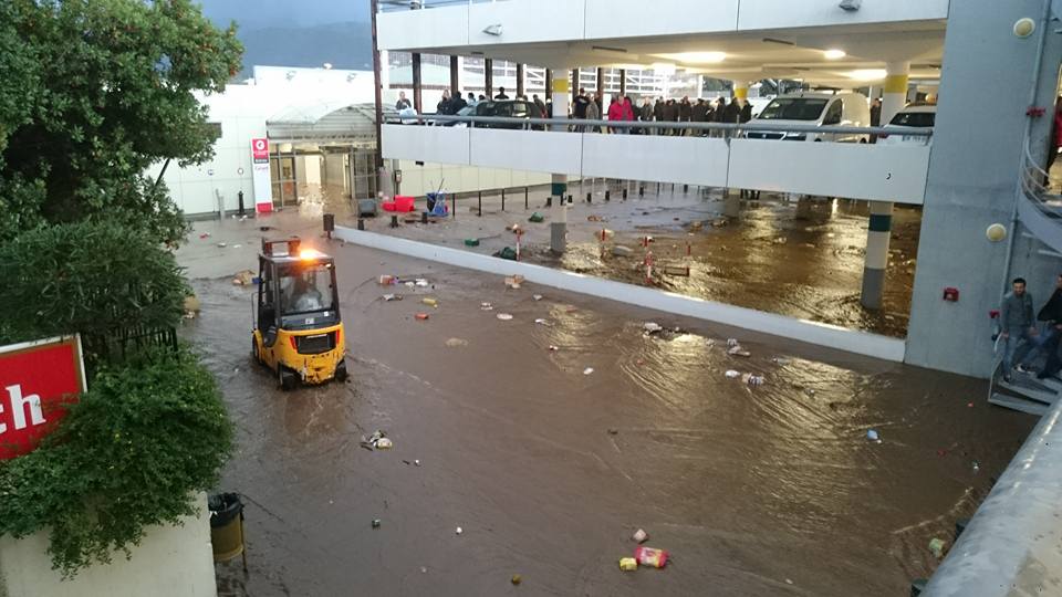 Prés de 200 personnes ont du être prises en charge dans la zone commerciale de Furiani après une mise en sécurité dans des locaux. (Photo Rita Christelle)