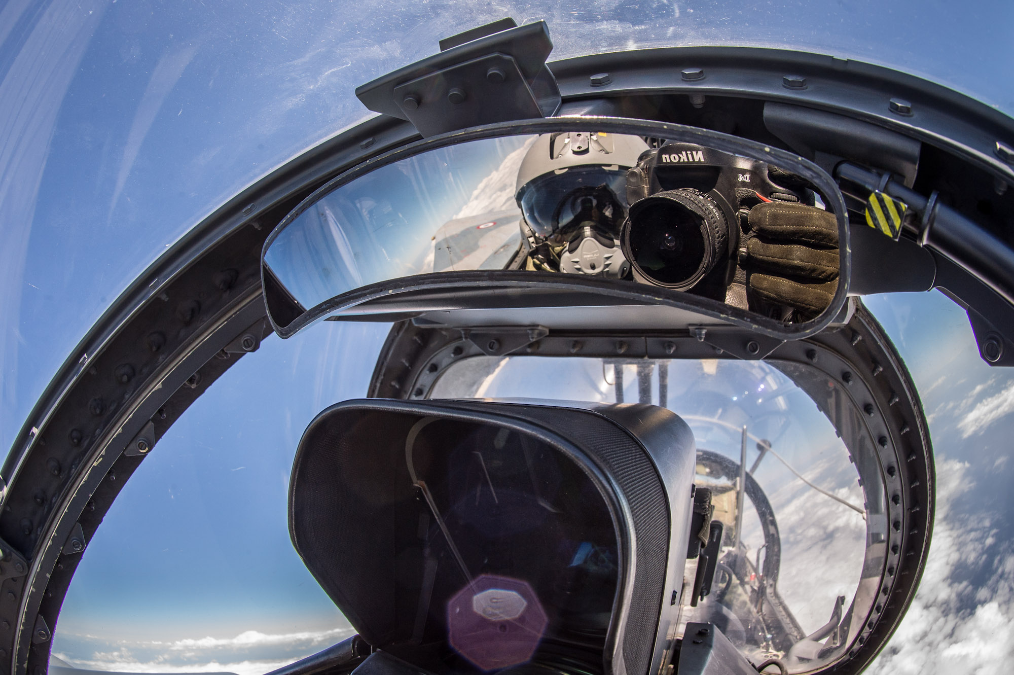 Même dans le cockpit d'un mirage, le Nikon est à portée de main. (Photo SD)