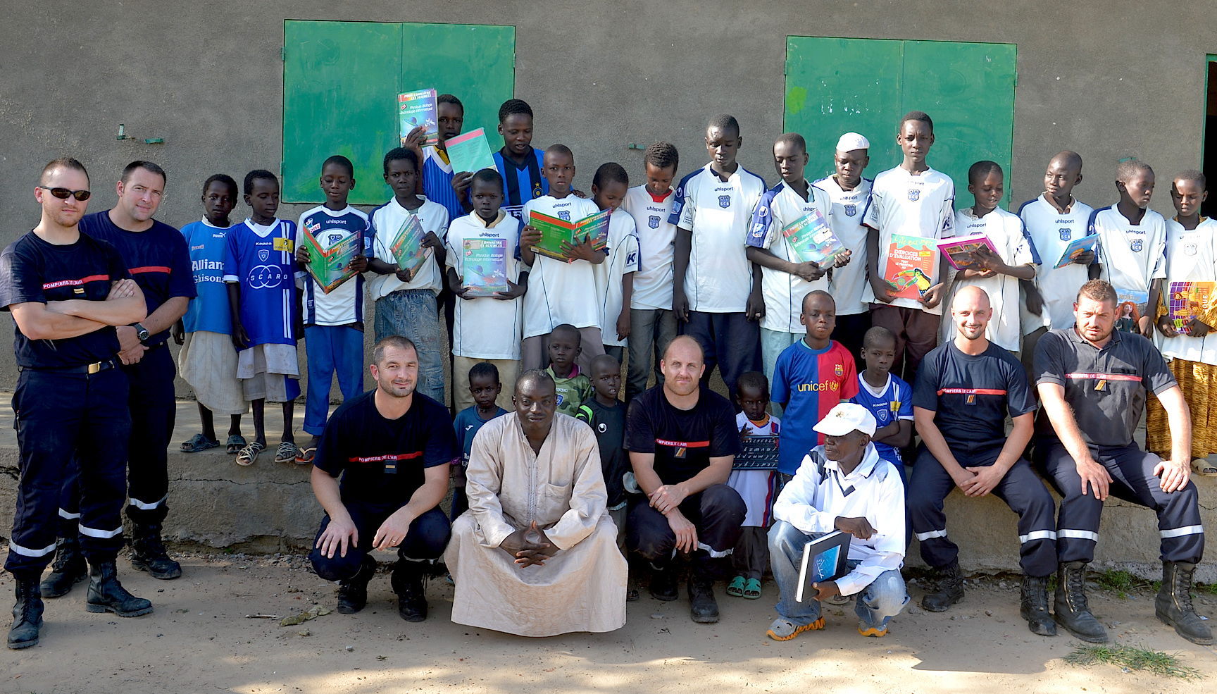 Des fournitures scolaires mais également des maillots du SC Bastia et de l'US Ghisonaccia !