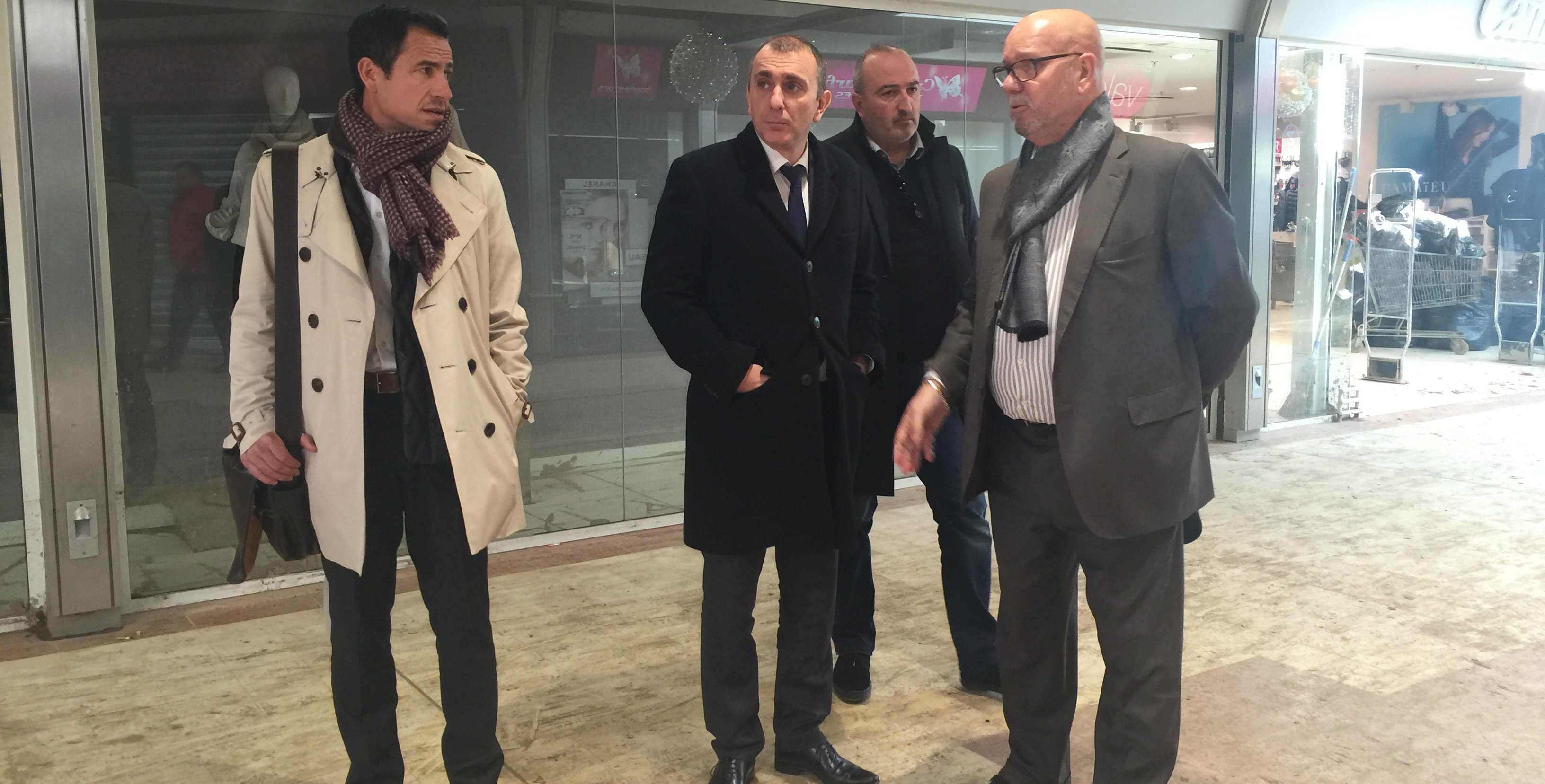 Jean-Christophe Angelini et Jean Dominici constatent l'étendue des dégâts dans la galerie du Géant la Rocade à Furiani