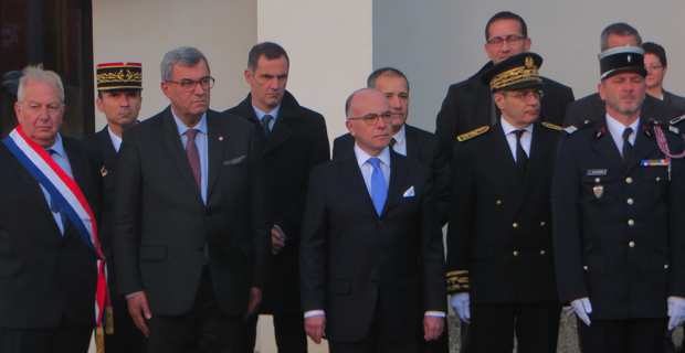Le ministre de l'intérieur, Bernard Cazeneuve, rend hommage au SDIS de Haute-Corse en présence des élus, du préfet Alain Thirion et du Colonel Charles Baldassari.