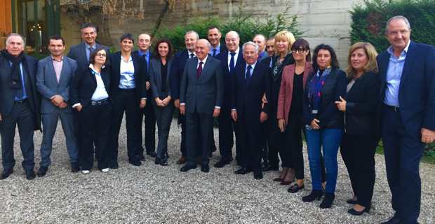 L'union des élus corses : Autour du député Camille de Rocca Serra, le minstre Baylet, les députés LR Laurent Marcangeli et Sauveur Gandolfi-Scheit, le député de gauche du Val d'Oise, François Pupponi, le sénateur Jean-Jacques Panunzi, le président du Conseil exécutif de Corse, Gilles Simeoni, le président de l'Assemblée de Corse, Jean-Guy Talamoni, et le vice-président, Hyacinthe Vanni, ainsi que des élus de la majorité territoriale et du groupe de droite à l'Assemblée de Corse.