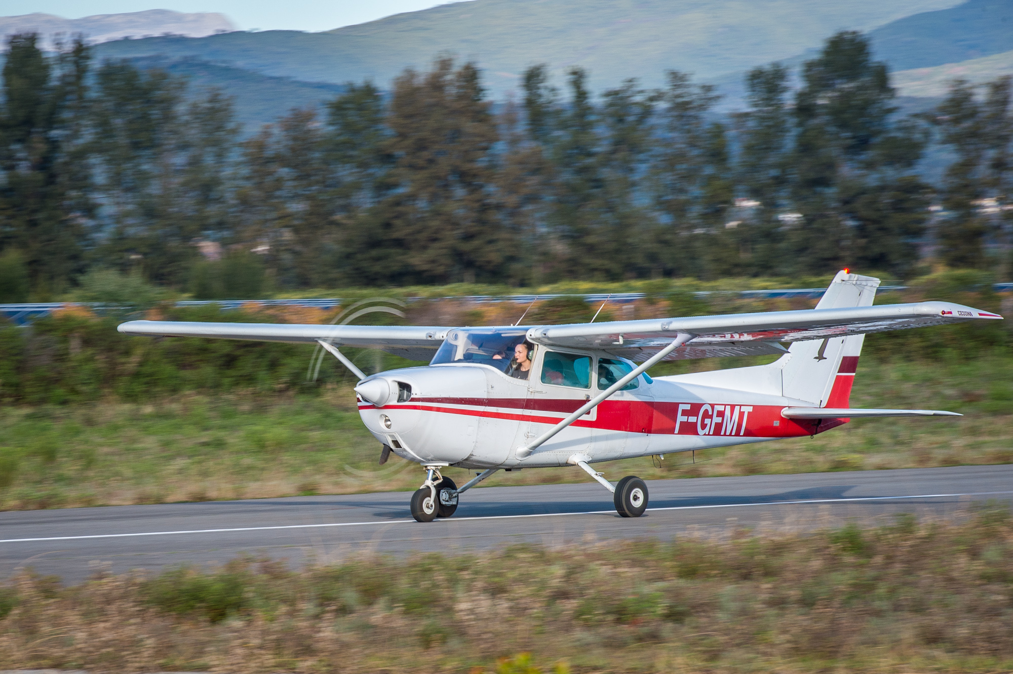 Angélique Duriani membre de l'aéroclub Ghisonaccia Alzitone s'apprête à décoller. (Photo Sébastien Dupont)