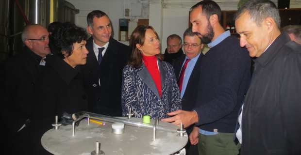 La ministre de l’Environnement, Ségolène Royal, reçue au clos Marfisi par Mathieu Marfisi, vigneron et président du Syndicat de l’AOC Patrimoniu, et entourée du président du Conseil Exécutif corse, Gilles Simeoni, du président de l’Assemblée de Corse, Jean-Guy Talamoni, du président du Conseil départemental, François Orlandi, du préfet Alain Thirion, et des maires du Nebbiu et de la Conca d’Oru.