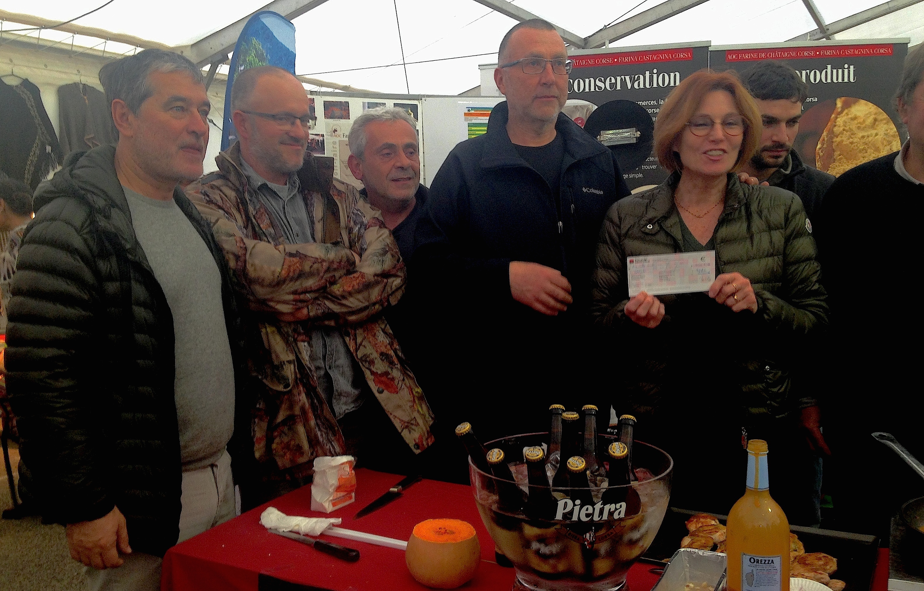 Dominique (à gauche) et Armelle Sialelli ont remis Pasquin Flori, président du GRPTCMC, un nouveau chèque de 10 000€