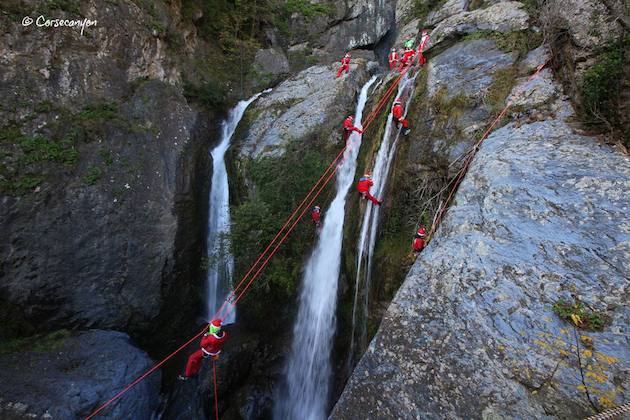 San Nicolao : Plus d'une vingtaine de Pères Noël dans le canyon du Buccatoggio