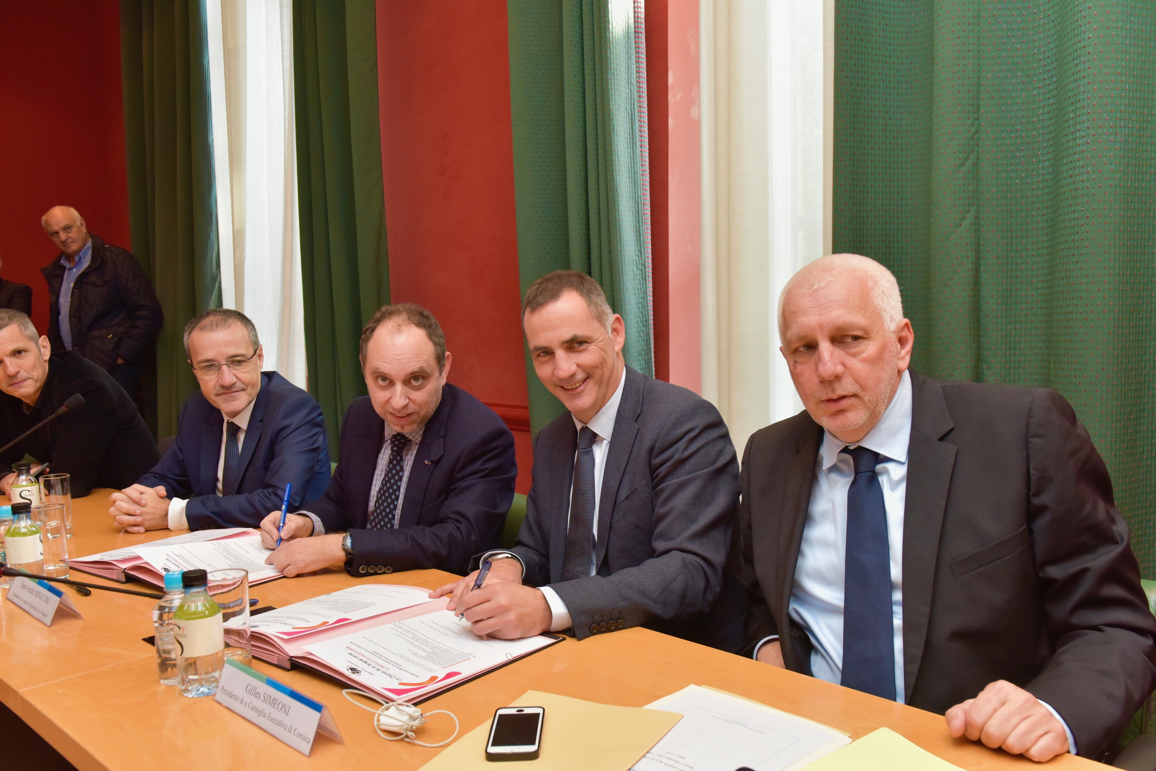 Jean-André Miniconi, président de la CCI de Corse-du-Sud et Gilles Simeoni, président du Conseil exécutif ont signé la charte en présence notamment de Jean-Guy Talamoni, président de l'assemblée de Corse et Saveriu Luciani, conseiller exécutif en charge de la langue corse.