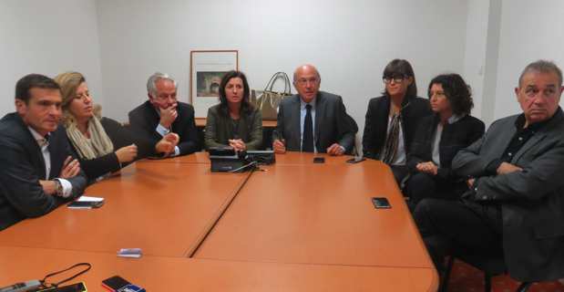 Le groupe de droite "Le Rassemblement", autour de son président, José Rossi, à l'issue du vote sur le SRDE2I à l'Assemblée de Corse.