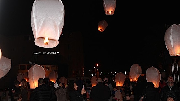 Somptueux lâcher de lanternes à la patinoire de Calvi