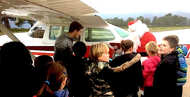 Dès sa descente d'avion, U Babbu Natale a ouvert la soute à jouets.