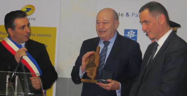 Jean-Michel Baylet, ministre de l’aménagement du territoire, de la ruralité et des collectivités territoriales, entouré d'Antoine Orsini, maire de Castellu-di-Rustinu, et Gilles Simeoni, président du Conseil exécutif de Corse.