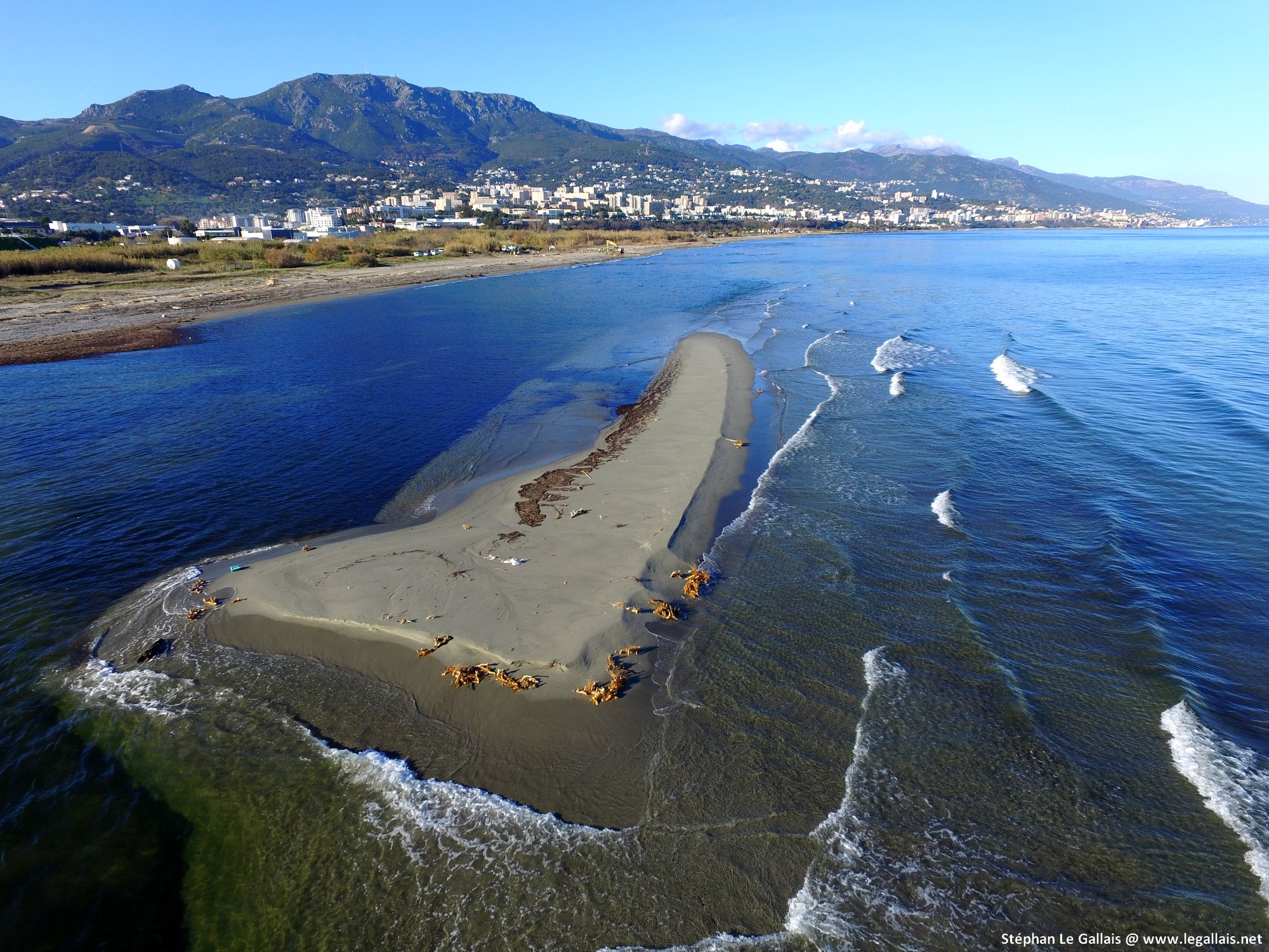 Un ilot de sable s'est formé au large de l'étang Chiurlinu